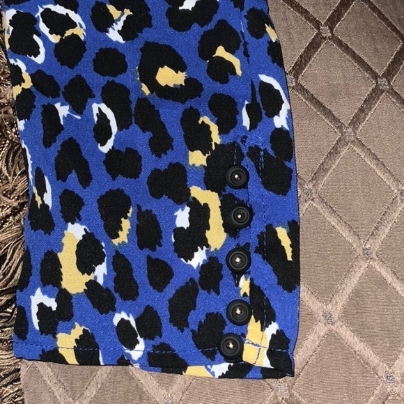 RAHI crop top. Blue with black and yellow print. - Picture 6 of 6